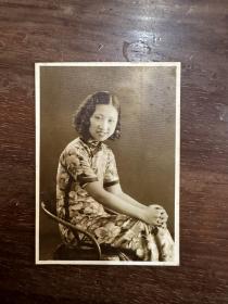 《民国老照片》（1930年代、高领旗袍美女照，7.5X9.5CM，私藏）