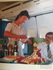 【酒文化资料】飞机上有茅台酒喝，1980年后民航机票改革，凭单位介绍信和个人工作证就可以买飞机票了。估计从那以后就没有凭票免费领取一瓶茅台酒的事了。但飞机上还是有免费的茅台喝，据说也只持续到八十年代末就停止了。上面的照片是1982年拍摄的，空姐当年25岁名字叫胡惠萍，正在给机上的乘客倒茅台酒，这张照片上了杂志的创刊号