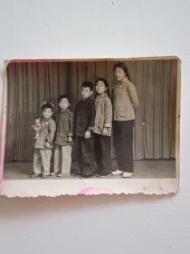 六七十年代一家五个孩子照相馆合影老照片