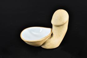 日本陶瓷水滴 造型独特 唯美造形 制作精美 尺寸：7.5*5.5*5.5cm 日本陶瓷器的发展自应永年到昭和共经历了500多年的历史，烧瓷行业在不断地发展，技术也在不断地进步，有的已经达到了很高的水平。日本回流