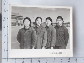 1973年四粗辫子美女北京天安门合影照片