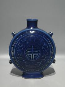 清乾隆款，祭蓝釉刻画寿字纹穿带扁瓶 高：19.3cm 宽：15cm