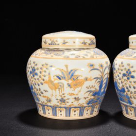 旧藏 明成化蓝彩描金全家福鸡纹夜光罐（萬贵妃铭文） 高14.8厘米 宽15厘米