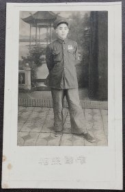 老照片，佩戴胸布标，戴军功章，解放军，背题1950年，摄于浙江嘉兴