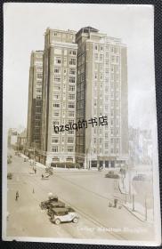 【照片珍藏】民国上海华懋公寓近景及周边场景，可见马路旁停靠的小轿车和来往行人施工。华懋公寓建成于1929年，现为锦江饭店北楼，附今图。老照片取景端正，较为难得