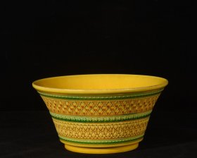 大明弘治年制娇黄釉璎珞纹马蹄碗