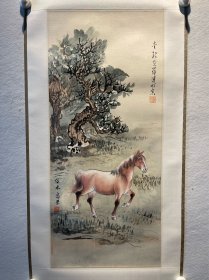 爱新觉罗 溥佺，爱新觉罗  继木，合作，68*30cm，立轴
爱新觉罗·溥佺（1913年－1991年），字松窗，以字行，笔名雪溪、尧仙、健斋，清宗室，满清皇族后裔，道光帝四代孙，近现代著名书画家。与溥伒、溥僴、溥佐兄弟四人并为书画大家，被称为“一门四杰”。