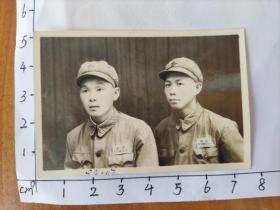 1954年中国人民解放军郝步青(左一)着50式军装与战友合影照片(中国人民解放军老革命郝步青，曾获得过八一勋章等众多勋章，解放后在云南保山服役，六十年代调到河北平山县做团长，军衔至少应该中校)
