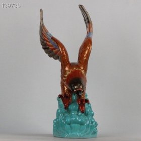 清乾隆 矾红松石釉描金雄鹰展翅翱翔纹鹰尊