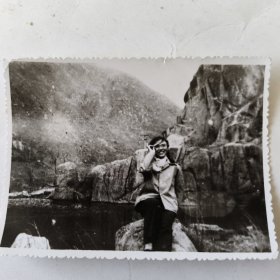 美女坐在河边石头上留影照片