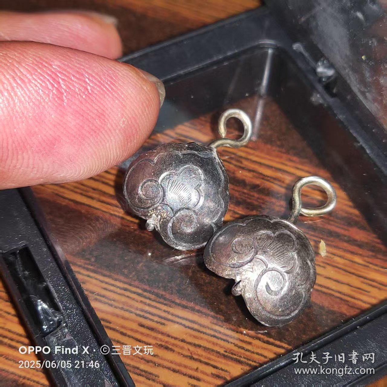 老银锁扣一对 花纹精美 做工精致 每个带挂钩 可做装饰品 品相完整 包浆自然