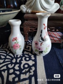 早期手绘粉彩花鸟纹小插花瓶小赏瓶两个，全品完整，无磕碰裂，都是手工画的，两个通走。