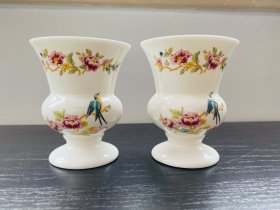 英国制Royal Albert 骨瓷小花瓶一对，高8.7cm，口径7.3cm。精致的西洋瓷器，来自英国Royal Albert Works，带有经典的雀鸟牡丹装饰，几乎全新