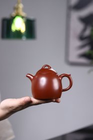 紫砂壶，新品上架 鸡血大红袍·秦权·200cc 网孔 “载船春茗桃源卖，自有人家带秤来。”秦始皇统一中国后，就统一了度量衡，其中称重的就以秦时的“秤砣”为准，人们称之为“秦权”。