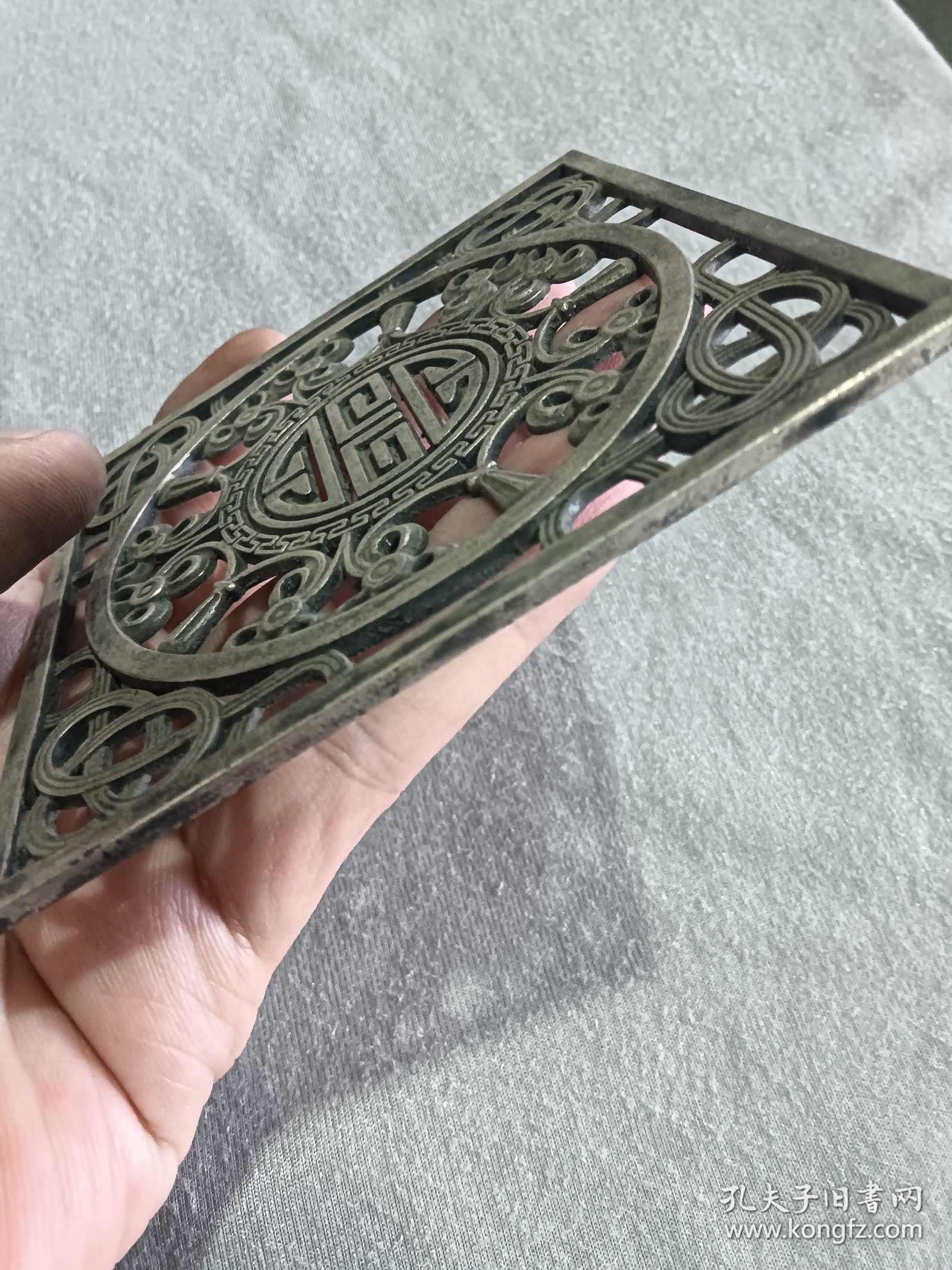 镂空挂牌