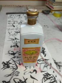 中国名酒醉刘伶手绘瓷酒瓶1只，瓶盖完整，品相好