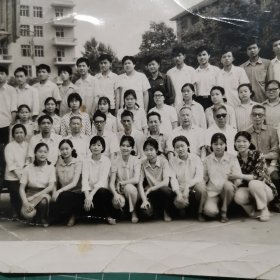 一张毕业合影照：湖北省武汉市二中 武汉二中高二（1）班毕业留念，毕业合影 1982年7月1日