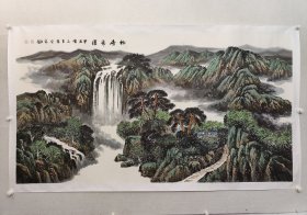 保真字画，郭长安《松峰飞瀑》六尺整纸山水画98×180cm，纸本托片。郭长安，中国美术家协会会员，哈尔滨市美术家协会副主席。作品多次参加全国、黑龙江省、哈尔滨市美展以及韩国、英国、日本、美国、中国香港等国家和地区美术作品展览。有数十幅作品在《人民日报》、《光明日报》、《环球导报》、《中国美术报》等报刊发表。