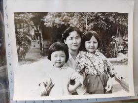 60-70年代母女三人合影照片