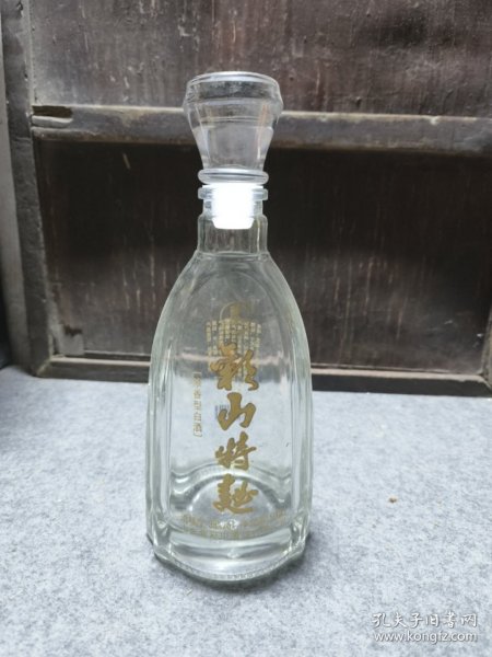 彩山特曲玻璃酒瓶