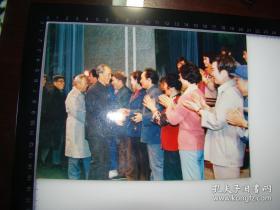1986年戏剧家马少波，文化部艺术局俞琳等同志亲切接见陇剧《燕河风波》演员2张。