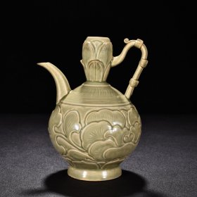 五代秘色越窑青瓷刻花卉纹执壶 高18厘米 宽14.5厘米 900