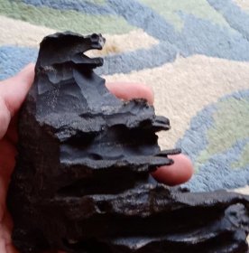 奇石新疆黑风砾石《哥斯拉》天然原石，早年的收藏，纯黑色比较稀少，宽12cm左右，高11cm左右，京东保价发货