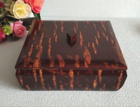 日本樱皮细工收纳盒，内外全覆樱皮，全品无掉皮无磕碰，内外干净，颜色鲜艳，做工精致。直径16.5厘米，高5.5厘米。