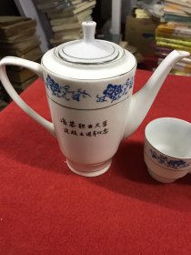 中国唐山青花瓷茶壶带两个个杯子
