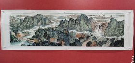 河北著名山水画家杨翠波老师精品山水，真人真迹纯手绘作品，永久保真，假一赔万。适合:客厅，书房，茶室，办公室等都可悬挂，过节送人有礼有面。 【真人真迹纯手绘】 【画芯尺寸】：70*240 【好寓意】背有靠山 流水生财 基业永固 【画家介绍】：杨翠波 河北石家庄人，1962年生于河北藁城，毕业于中央美院继教高级中国画山水研修班，师从著名大师崔晓东并跟河北省名家郝华学习。