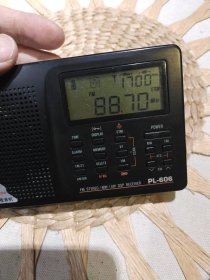 【便携式收音机】TECSUN PL606收音机 德生PL606高灵敏度收音机一台 德生通用电气制造有限公司【机器安装上电池按下POWER开关机可以正常收听广播，声音洪亮，按键灵敏，因为没有说明书，其他功能没有试机，仅试了收听广播功能】【外表正常使用轻微磨损划痕，图片为实拍，品相以图片为准】长度12.5cm宽度8cm厚度2.3cm机身编号39820170700245