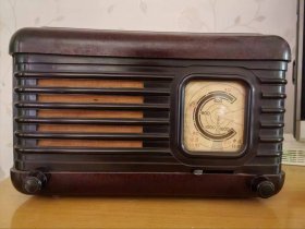 北京牌电子管收音机，国营无线电厂出品，附使用说明书，通电有电流声。