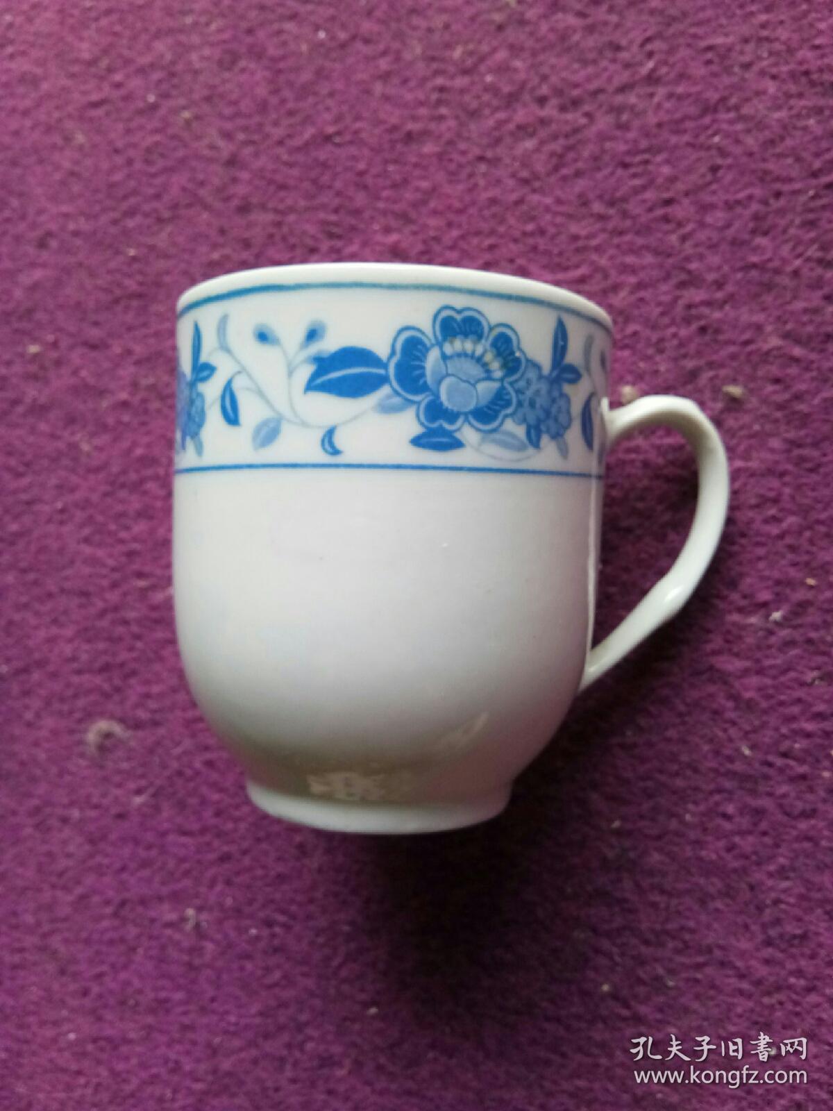 上世纪八十年代湖南醴陵瓷醴陵国光大茶杯，完整少见。品相好，老陶瓷老货。杯口直径8.5厘米，高度9.3厘米。