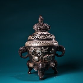 珍品旧藏纯铜高浮雕鎏银太平有象熏香炉
工艺精湛   款式器型精美
重2100克  高28厘米  宽20厘米