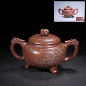 紫砂壶 品名：双龙戏珠 底款：吴群祥 尺寸：19/11cm 容量：500cc 紫砂分类：原矿朱泥 底款介绍：吴群祥，1954年生于江苏宜兴市丁蜀镇，高级工艺美术师，江苏省陶瓷艺术大师。1972进宜兴紫砂工艺厂，启蒙老师乃当今壶艺大师吕尧臣先生，且深得紫砂泰斗顾景舟大师赏识，得以入室拜师，并得其真传