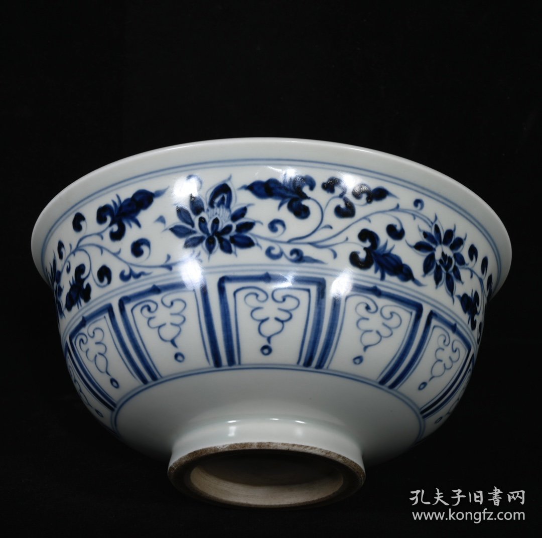 青花缠枝凤纹碗，高8.3×17.5厘米