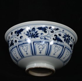 青花缠枝凤纹碗，高8.3×17.5厘米