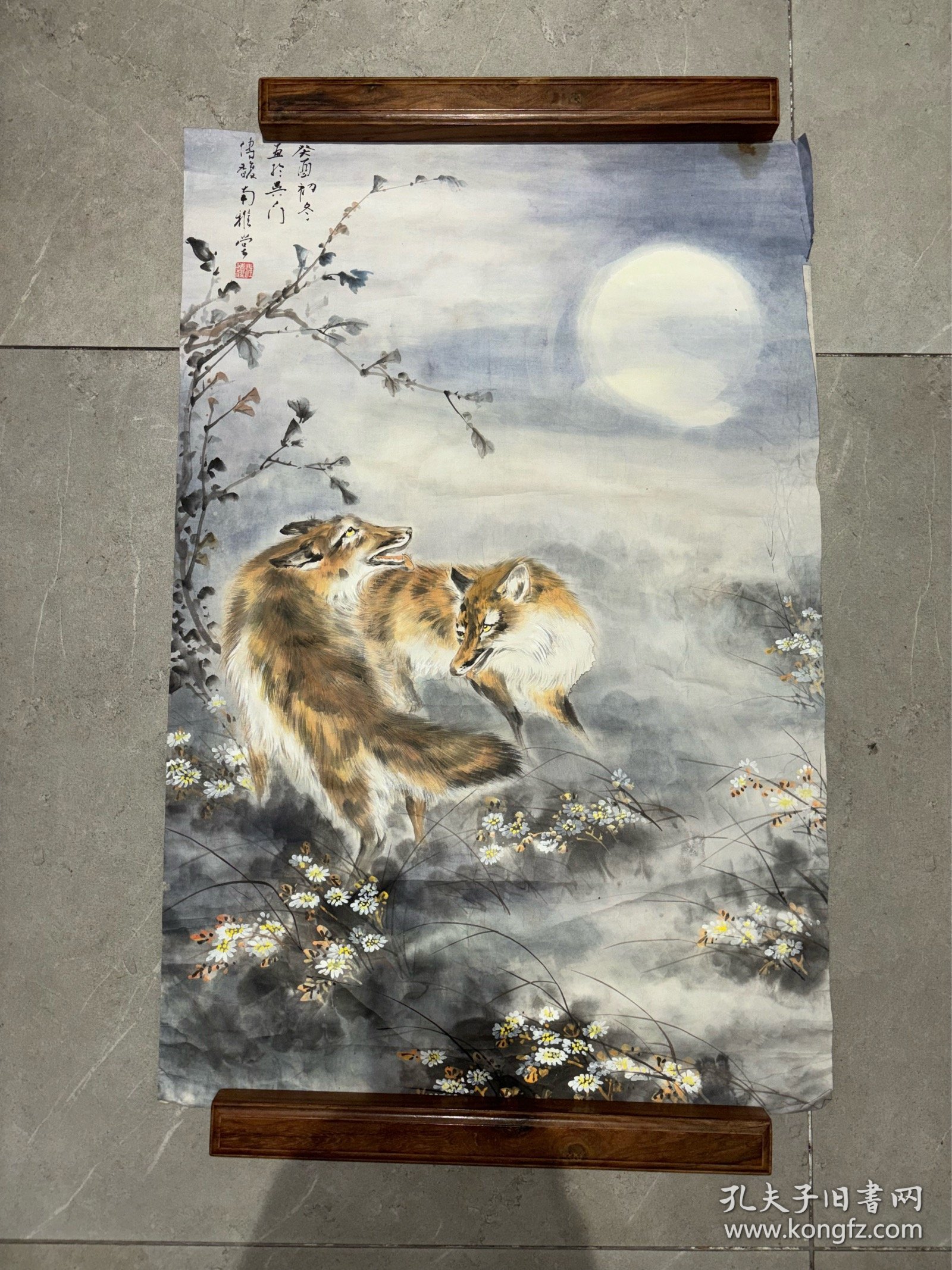 苏州籍著名画家高级工艺美术师汪传馥月色镜片66*44.5 汪传馥，一九三四年生于江苏苏州。现为中国工艺美术学会会员，吴门画派研究会会员，苏州市书画研究会会员；高级工艺美术师。汪自幼随父学画，后拜乡人杨公毅为师，继私淑任伯年。一九六一年受北京画家曹克家指导乃涉猎动物画。主要作品∶《猫戏图》、《春酣》条屏四幅（江苏人民出版社），《樱花盛开》（中日美术交流展），《群猫花蝶》四条屏（古吴轩出版社），199