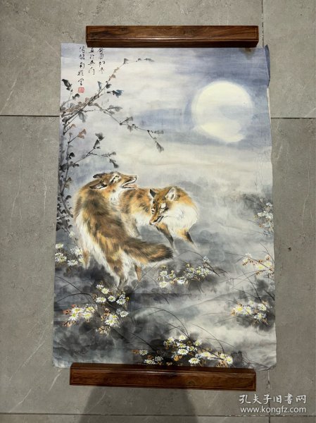 苏州籍著名画家高级工艺美术师汪传馥月色镜片66*44.5 汪传馥，一九三四年生于江苏苏州。现为中国工艺美术学会会员，吴门画派研究会会员，苏州市书画研究会会员；高级工艺美术师。汪自幼随父学画，后拜乡人杨公毅为师，继私淑任伯年。一九六一年受北京画家曹克家指导乃涉猎动物画。主要作品∶《猫戏图》、《春酣》条屏四幅（江苏人民出版社），《樱花盛开》（中日美术交流展），《群猫花蝶》四条屏（古吴轩出版社），199