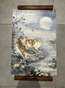 苏州籍著名画家高级工艺美术师汪传馥月色镜片66*44.5 汪传馥，一九三四年生于江苏苏州。现为中国工艺美术学会会员，吴门画派研究会会员，苏州市书画研究会会员；高级工艺美术师。汪自幼随父学画，后拜乡人杨公毅为师，继私淑任伯年。一九六一年受北京画家曹克家指导乃涉猎动物画。主要作品∶《猫戏图》、《春酣》条屏四幅（江苏人民出版社），《樱花盛开》（中日美术交流展），《群猫花蝶》四条屏（古吴轩出版社），199