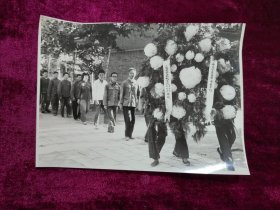 老照片：安徽蒙城毛主席逝世追悼会现场照片 （属展览照片 非原照）尺寸30*21
