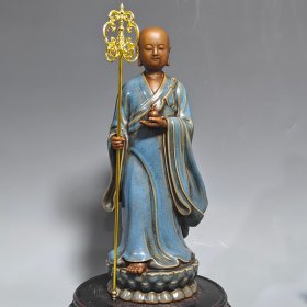 宋钧瓷窑变《地藏菩萨》人物摆件：该器型端正，庄重典雅大气，手工制作，做工精致人物造型活龙活现．栩栩如生、生动逼真。胎质细腻光滑，老味十足，自然磨损，值得拥有：尺寸37x15厘米，
