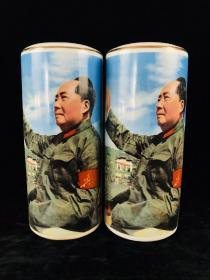 旧藏：“江西省革委会，军分区”帽筒一对
 规格：高33.5厘米 直径14.5厘米 
 简介：瓷质细腻光滑，洁白，釉色均匀饱满，做工精致，保存完好，收藏佳品！！！