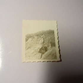 老照片–穿大衣的青年在山崖旁留影（2）