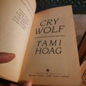 CRY WOLF 英文原版