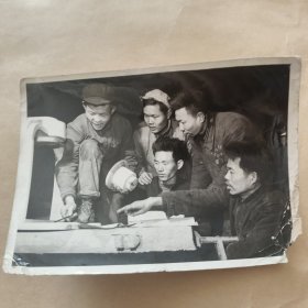 新华社稿黑白照片第1423号1960年，武汉市武昌铸造厂彭忠涛小组《技术革新和技术革命的一支突击队》【21】