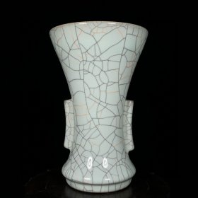 宋官窑月白釉贯耳尊，高19.5直径13cm