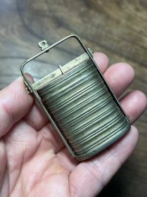 精致提篮式苏工双色铜烟膏盒。