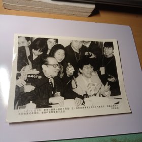 老照片–1993年3月16日下午，新华社香港分社社长周南（左）向来自港澳地区的人大代表宣布：李鹏总理将与各位港澳代表座谈，港澳代表鼓掌表示欢迎。大尺寸新闻旧照