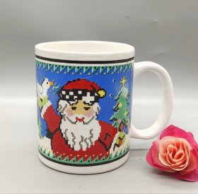 圣诞像素风陶瓷马克杯，圣诞老人和雪人的可爱图案，蓝色星空背景配色，杯身干净整洁，无明显使用痕迹。杯口和把手完好。口径8.5厘米，高10厘米。满58包邮偏远地区邮费自付。